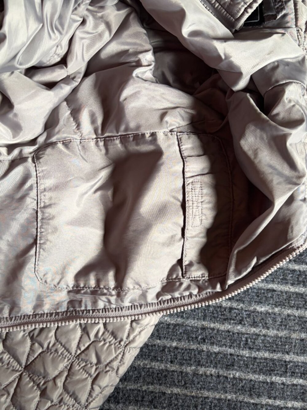 The North Face quilted mid-layer insulation jacket Size Medium Gray - Picture 6 of 8